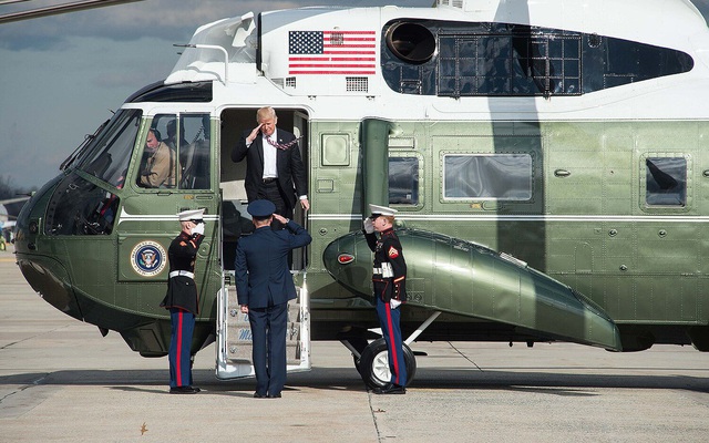 Tổng thống Trump rời trực thăng Marine One tại Căn cứ Không quân Andrews vào 26/1/2017. Ảnh: AP