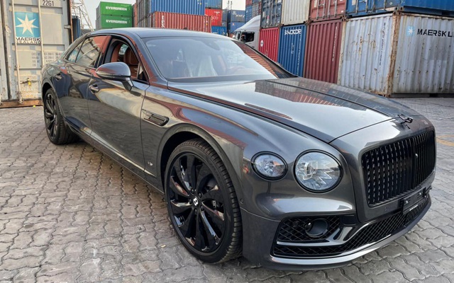 Bentley Flying Spur First Edition 2021 phối màu kiểu độc về Việt Nam, dành cho chủ xe gu "mặn" chứ không phải bình thường