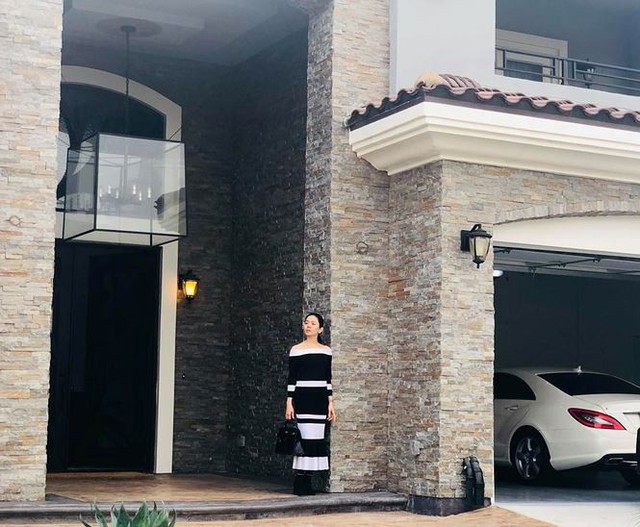 “Nữ hoàng phòng trà” Lệ Quyên và tuổi 40 vạn người mơ ước: Bất động sản, xế hộp hạng sang, BST kim cương gây choáng và chuyện tình mới hé nở với trai trẻ đang gây sốt - Ảnh 3. “Nữ hoàng phòng trà” Lệ Quyên và tuổi 40 vạn người mơ ước: Bất động sản, xế hộp hạng sang, BST kim cương gây choáng và chuyện tình mới hé nở với trai trẻ đang gây sốt - Ảnh 3.