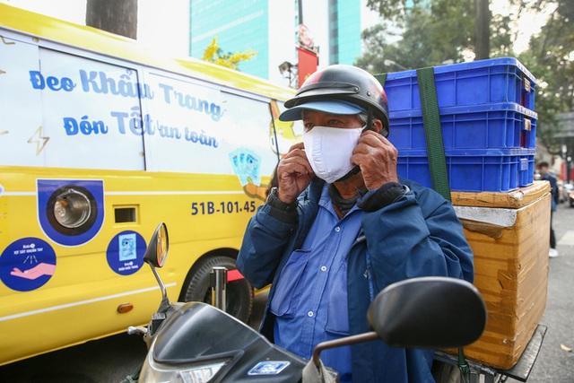  Độc đáo xe bus phát khẩu trang miễn phí giữa trung tâm TP HCM  - Ảnh 9.