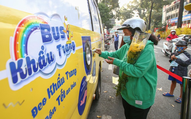 Độc đáo xe bus phát khẩu trang miễn phí giữa trung tâm TP HCM