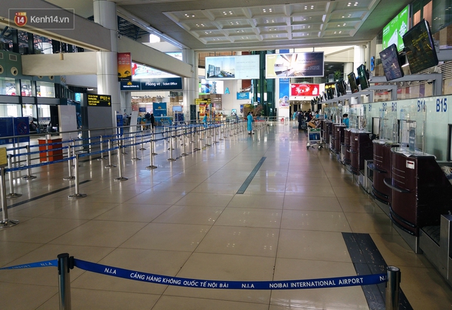 Ảnh: Sân bay Nội Bài vắng vẻ cận Tết Nguyên đán, khác hẳn cảnh tượng đông đúc mọi năm - Ảnh 2.