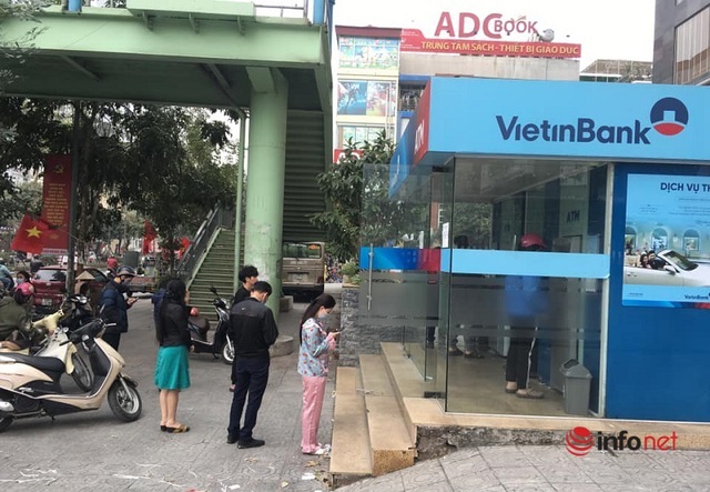 Cây ATM vắng khác thường ngày giáp Tết - Ảnh 2.