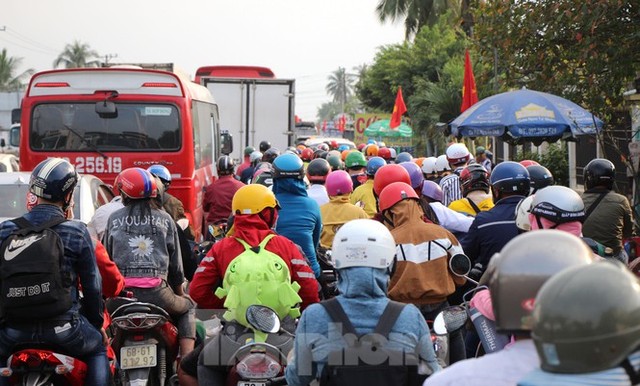 Người dân ùn ùn về quê ăn Tết, quốc lộ miền Tây ùn tắc từ trưa tới tối - Ảnh 12.