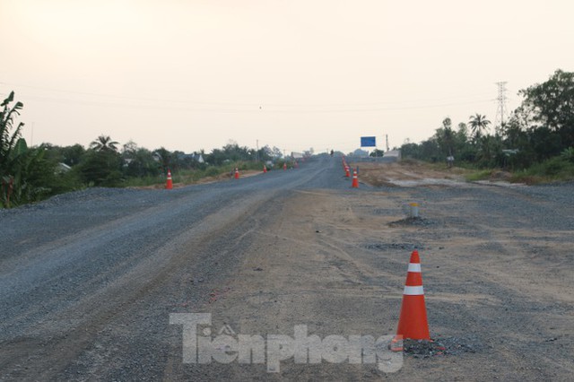 Người dân ùn ùn về quê ăn Tết, quốc lộ miền Tây ùn tắc từ trưa tới tối - Ảnh 18.