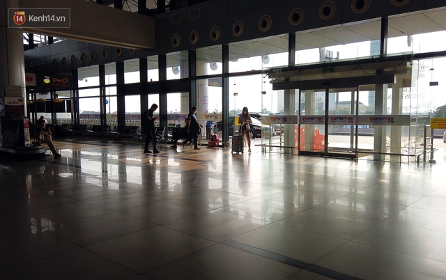 Ảnh: Sân bay Nội Bài vắng vẻ cận Tết Nguyên đán, khác hẳn cảnh tượng đông đúc mọi năm - Ảnh 4.