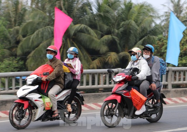 Người dân ùn ùn về quê ăn Tết, quốc lộ miền Tây ùn tắc từ trưa tới tối - Ảnh 4.