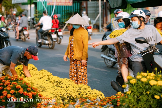 Thuyền hoa của người miền Tây chở Tết cho người Sài Gòn đã cập Bến Bình Đông, lượng khách đổ về ngày một đông dịp giáp Tết  - Ảnh 16.