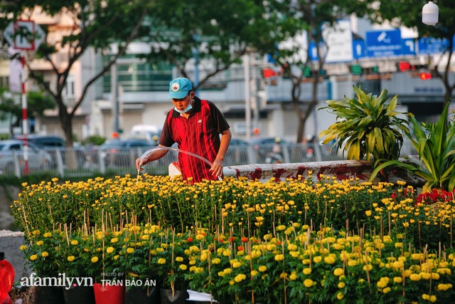 Thuyền hoa của người miền Tây chở Tết cho người Sài Gòn đã cập Bến Bình Đông, lượng khách đổ về ngày một đông dịp giáp Tết  - Ảnh 18.