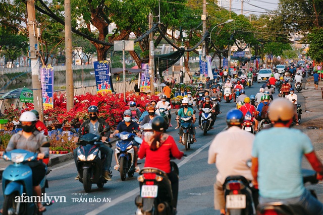 Thuyền hoa của người miền Tây chở Tết cho người Sài Gòn đã cập Bến Bình Đông, lượng khách đổ về ngày một đông dịp giáp Tết  - Ảnh 19.