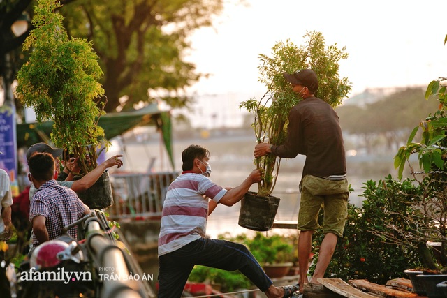 Thuyền hoa của người miền Tây chở Tết cho người Sài Gòn đã cập Bến Bình Đông, lượng khách đổ về ngày một đông dịp giáp Tết  - Ảnh 6.