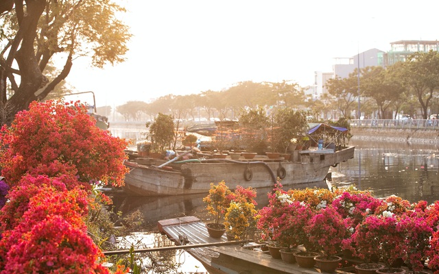 Thuyền hoa của người miền Tây "chở Tết" cho người Sài Gòn đã cập Bến Bình Đông, lượng khách đổ về ngày một đông dịp giáp Tết