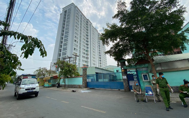 Phong toả chung cư hơn 300 hộ dân ở quận Gò Vấp, hàng quán xung quanh buộc tạm ngưng nhận khách