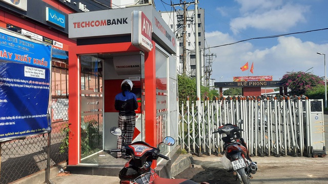  Chuyện lạ: ATM giao dịch ế ẩm những ngày cuối năm  - Ảnh 1.