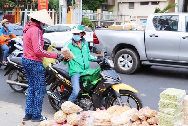 Gặp người cha khùng mặc áo dài nhảy múa trên đường phố Sài Gòn nuôi 3 đứa con ăn học: Mình có lường gạt ai đâu mà phải xấu hổ - Ảnh 13.