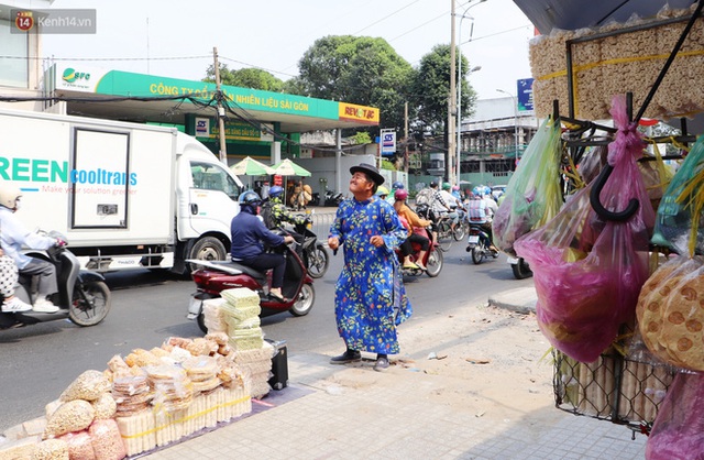 Gặp người cha khùng mặc áo dài nhảy múa trên đường phố Sài Gòn nuôi 3 đứa con ăn học: Mình có lường gạt ai đâu mà phải xấu hổ - Ảnh 15.