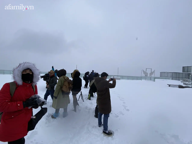 Nóc nhà Đông Dương đẹp kỳ ảo đúng dịp Tết: Du khách thích thú ngắm cảnh, chụp ảnh, trượt trên lớp tuyết dày gần 1m dưới cái lạnh âm độ - Ảnh 4.