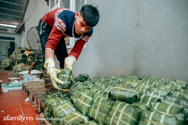 Làng bánh chưng Tranh Khúc nhộn nhịp vụ Tết: Những người thợ được lập trình cứ 30 giây xong một chiếc bánh, phải chế cho được nồi chứa 400 chiếc bánh mới chịu nổi lửa - Ảnh 21.