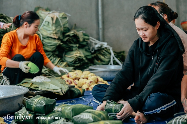 Làng bánh chưng Tranh Khúc nhộn nhịp vụ Tết: Những người thợ được lập trình cứ 30 giây xong một chiếc bánh, phải chế cho được nồi chứa 400 chiếc bánh mới chịu nổi lửa - Ảnh 5.