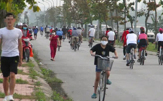 Người dân tập thể dục ở hồ Điều Hòa (xã Hưng Lộc, TP, Vinh, Nghệ An) trong những ngày giãn cách xã hội.