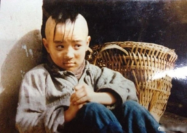 Cậu bé Tam Mao đình đám ngày ấy: Hồi bé học nhiều trường nổi tiếng, lớn lên sống chật vật, còn mắc bệnh lạ khiến ai cũng thương - Ảnh 1.