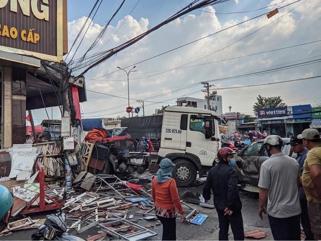  CLIP: Xe đầu kéo tông hàng loạt xe máy và ôtô, húc tan hoang nhà dân ở Đồng Nai  - Ảnh 1.