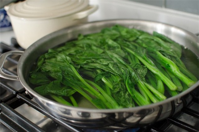 Đây là sai lầm khi ăn rau xanh khiến rau biến chất hoặc mất hết dinh dưỡng, các gia đình Việt cần thay đổi ngay kẻo sinh bệnh - Ảnh 3.