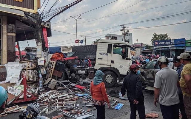 CLIP: Xe đầu kéo tông hàng loạt xe máy và ôtô, húc tan hoang nhà dân ở Đồng Nai