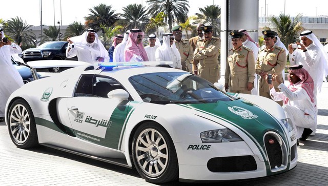 Đã mắt ngắm dàn siêu xe tuần tra của cảnh sát xứ Dubai: Toàn những cái tên đắt đỏ, tốc độ đỉnh cao đến mức tội phạm cũng khó mà chạy thoát - Ảnh 2. Đã mắt ngắm dàn siêu xe tuần tra của cảnh sát xứ Dubai: Toàn những cái tên đắt đỏ, tốc độ đỉnh cao đến mức tội phạm cũng khó mà chạy thoát - Ảnh 2.