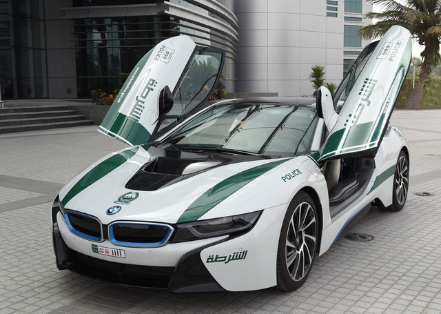 Đã mắt ngắm dàn siêu xe tuần tra của cảnh sát xứ Dubai: Toàn những cái tên đắt đỏ, tốc độ đỉnh cao đến mức tội phạm cũng khó mà chạy thoát - Ảnh 5. Đã mắt ngắm dàn siêu xe tuần tra của cảnh sát xứ Dubai: Toàn những cái tên đắt đỏ, tốc độ đỉnh cao đến mức tội phạm cũng khó mà chạy thoát - Ảnh 5.