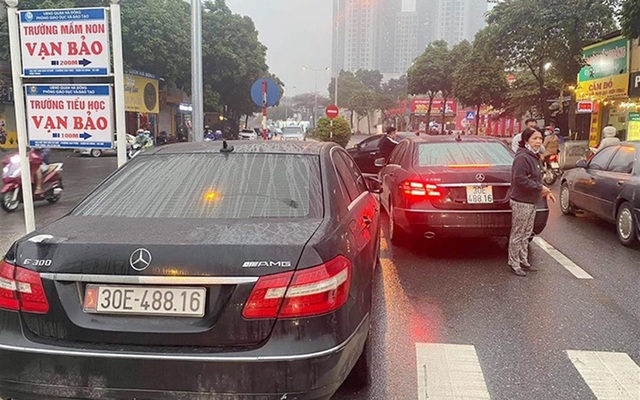Hai xe Mercedes trùng BKS 30E-488.16  bị phát hiện trên đường