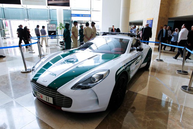Đã mắt ngắm dàn siêu xe tuần tra của cảnh sát xứ Dubai: Toàn những cái tên đắt đỏ, tốc độ đỉnh cao đến mức tội phạm cũng khó mà chạy thoát - Ảnh 10. Đã mắt ngắm dàn siêu xe tuần tra của cảnh sát xứ Dubai: Toàn những cái tên đắt đỏ, tốc độ đỉnh cao đến mức tội phạm cũng khó mà chạy thoát - Ảnh 10.