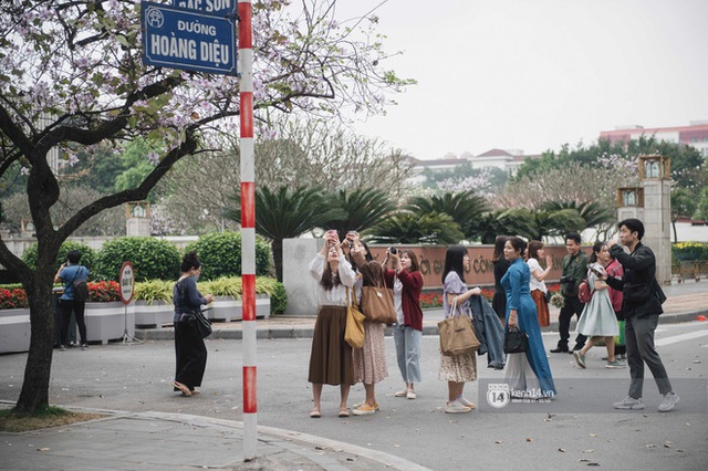 Đường Hoàng Diệu đông nghịt người chụp ảnh suốt nhiều tuần, ai đi qua cũng phải choáng ngợp - Ảnh 1.