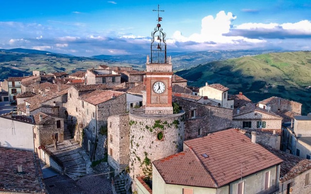 Thị trấn Castropignano, vùng Molise, phía nam của Italy, là thị trấn bắt đầu bán bớt nhà với giá khoảng 1 USD. Ảnh: CNN