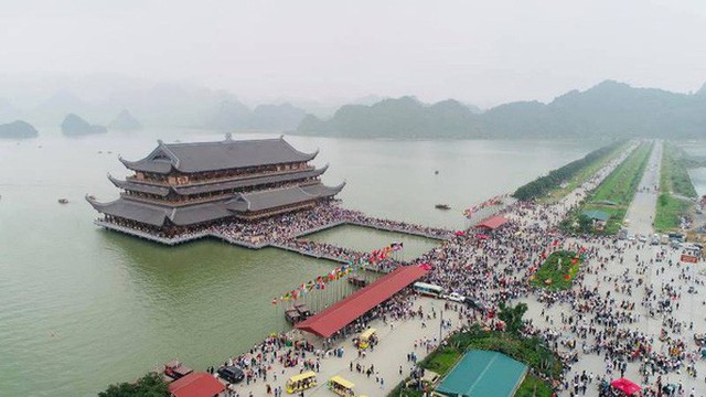 Tens of thousands of tourists flock to the world's largest Tam Chuc Pagoda - Photo 1.