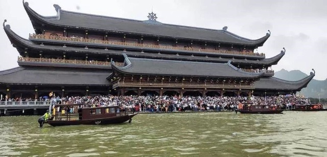 Tens of thousands of tourists flock to the world's largest Tam Chuc Pagoda - Photo 11.