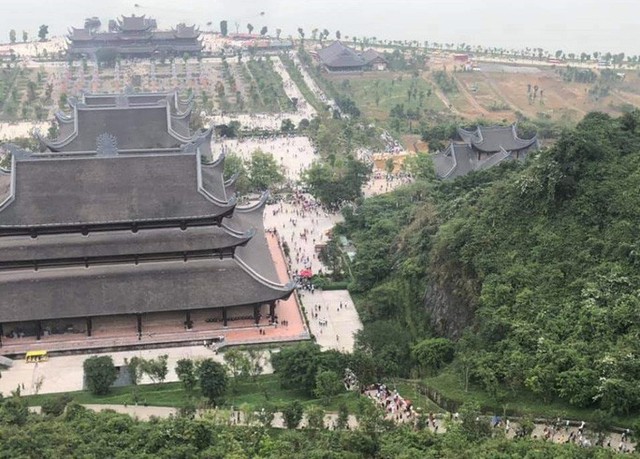 Tens of thousands of tourists flock to the world's largest Tam Chuc Pagoda - Photo 5.