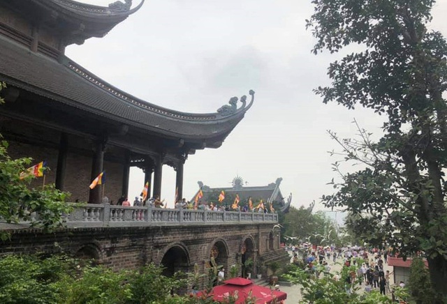 Tens of thousands of tourists flock to the world's largest Tam Chuc Pagoda - Photo 8.