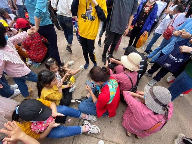 Tens of thousands of tourists flock to the world's largest Tam Chuc Pagoda - Photo 10.