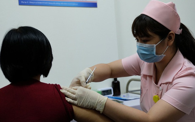 Những tình nguyện viên đầu tiên được tiêm thử nghiệm vaccine Covivac sáng 15/3. Ảnh - Tuấn Dũng.