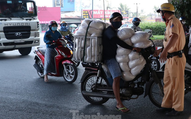 Cảnh sát giao thông TPHCM ra quân xử lý xe cũ nát