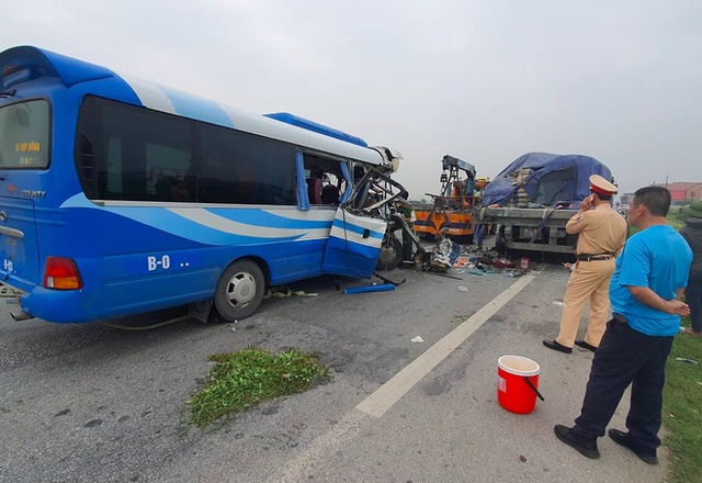  Tai nạn thảm khốc khiến 2 người tử vong, 20 người bị thương: Hành khách là người thân đi lễ đền - Ảnh 1.