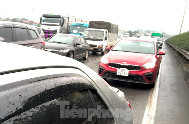 Cầu Thanh Trì ùn tắc trong ngày đầu hạ tốc độ xuống 60km/h - Ảnh 11.