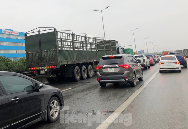 Cầu Thanh Trì ùn tắc trong ngày đầu hạ tốc độ xuống 60km/h - Ảnh 12.