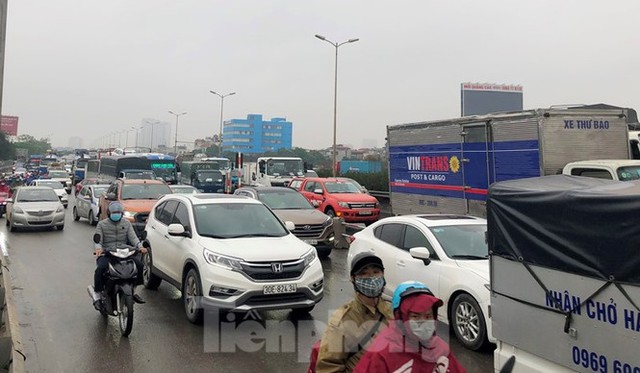 Cầu Thanh Trì ùn tắc trong ngày đầu hạ tốc độ xuống 60km/h - Ảnh 7.