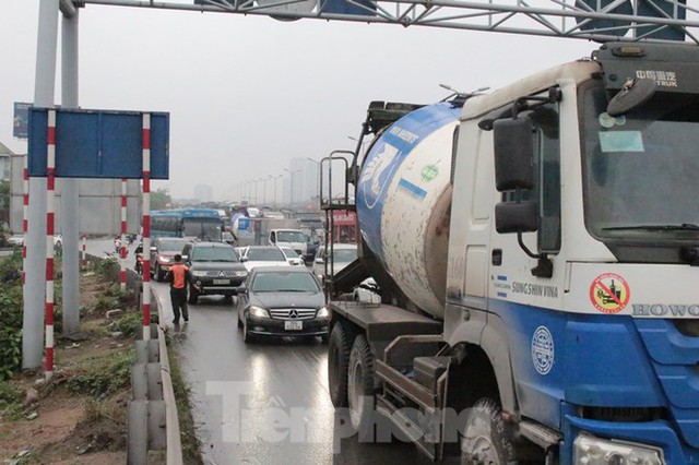 Cầu Thanh Trì ùn tắc trong ngày đầu hạ tốc độ xuống 60km/h - Ảnh 8.