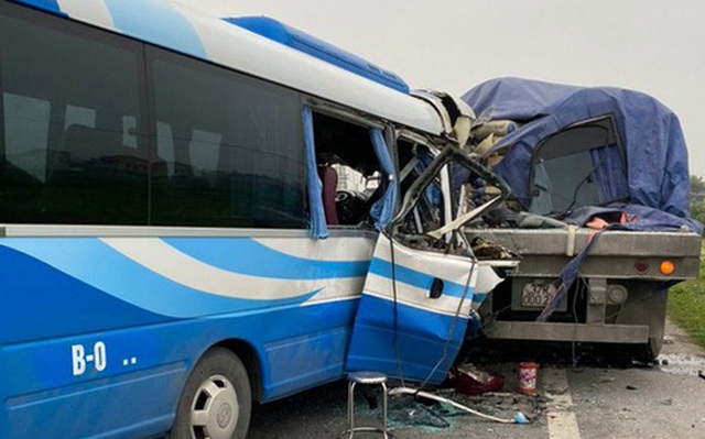 Tai nạn thảm khốc giữa xe tải và xe khách, hơn 15 người thương vong
