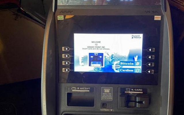 Một máy ATM Bitcoin lắp tại quầy bar và đồ nướng Grassy Point ở New York. Ảnh: Reuters