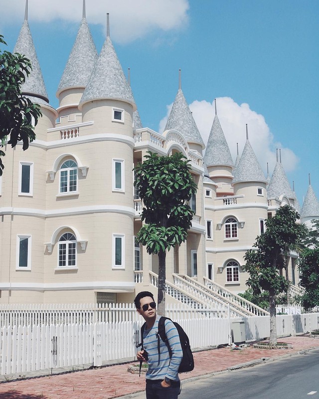 Looking at the tourist area, but it turns out to be ... a university of Vietnam: The whole castle is as white as the European sky, inside there is a very magnificent amusement park - Photo 11.