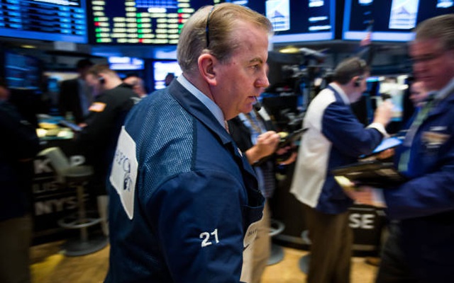 Nhà đầu tư hồi hộp chờ đợi thông báo mới của Fed, Dow Jones rời đỉnh lịch sử